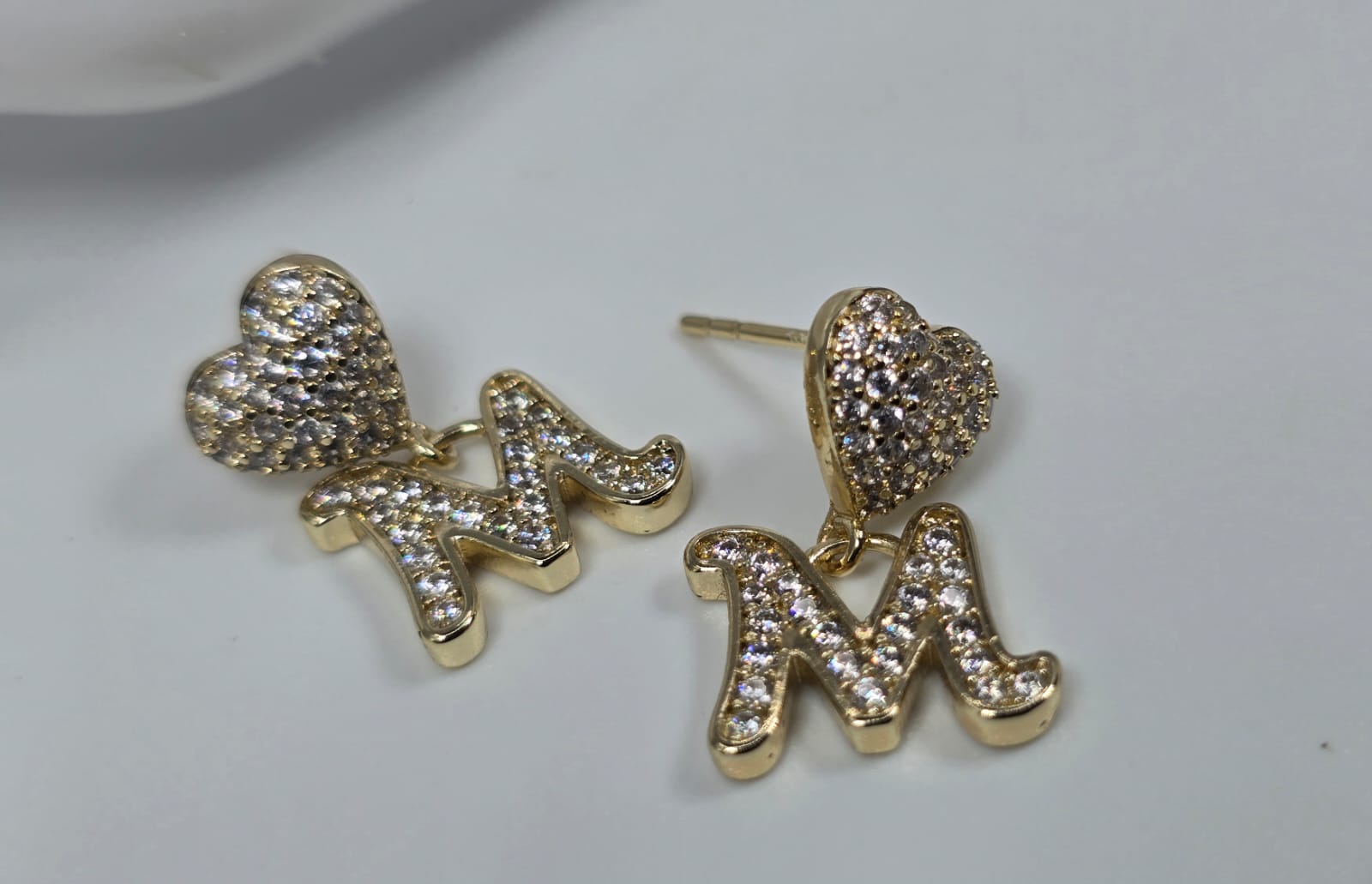 Pendiente dorado con letra M