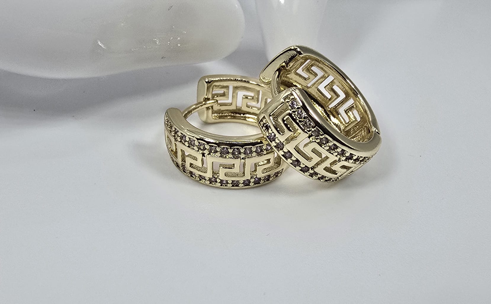 Pendientes con patrón dorado