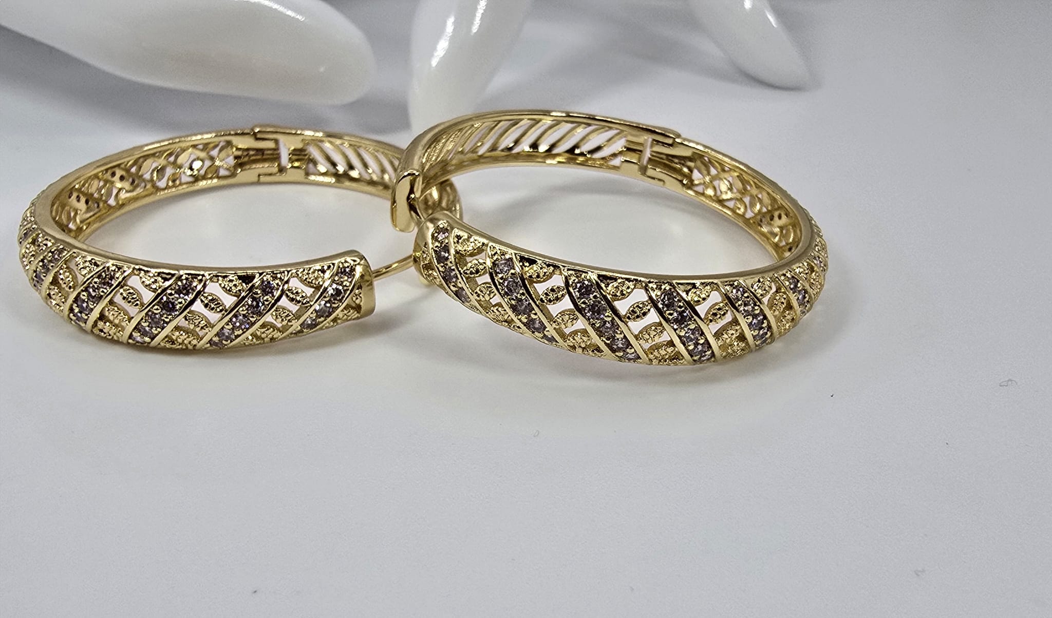 Pendientes de aro dorados de tamaño mediano