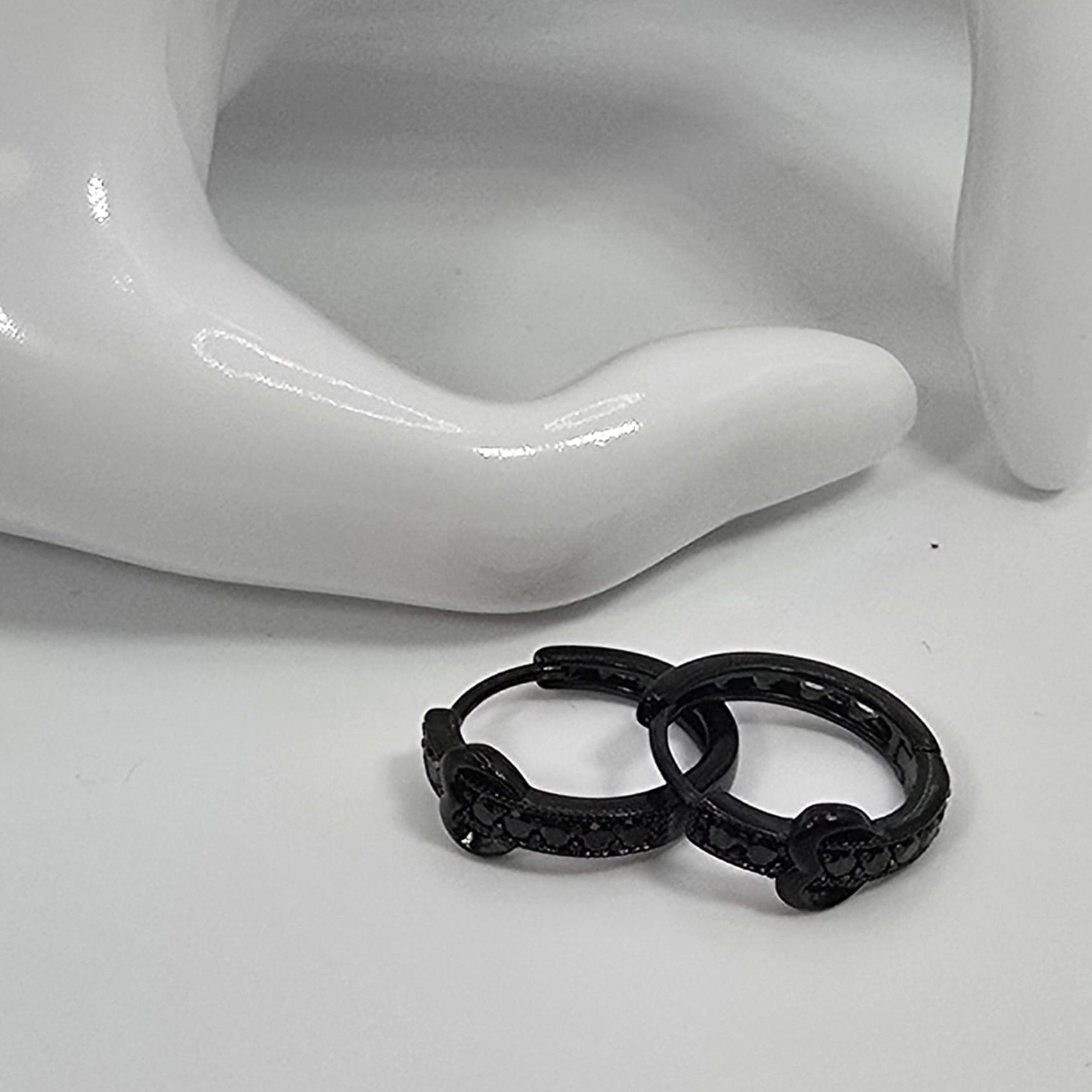 Pendientes con diseño de corazón negro