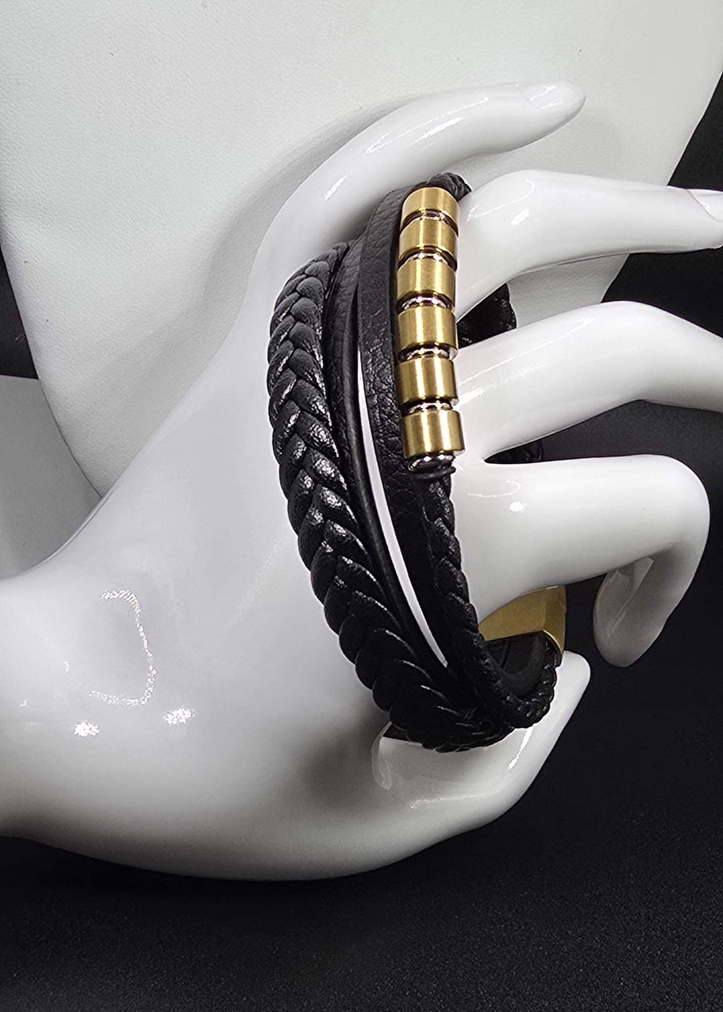 Pulsera negra multicapa