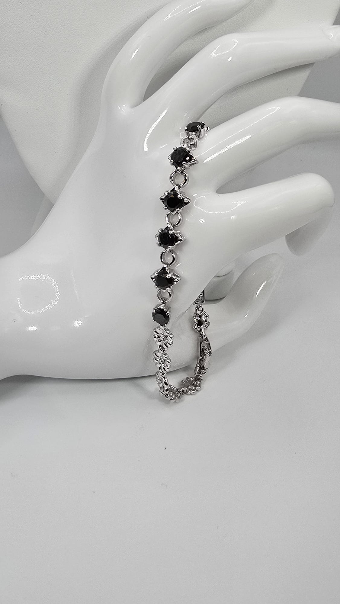 Pulsera de plata con gemas negras
