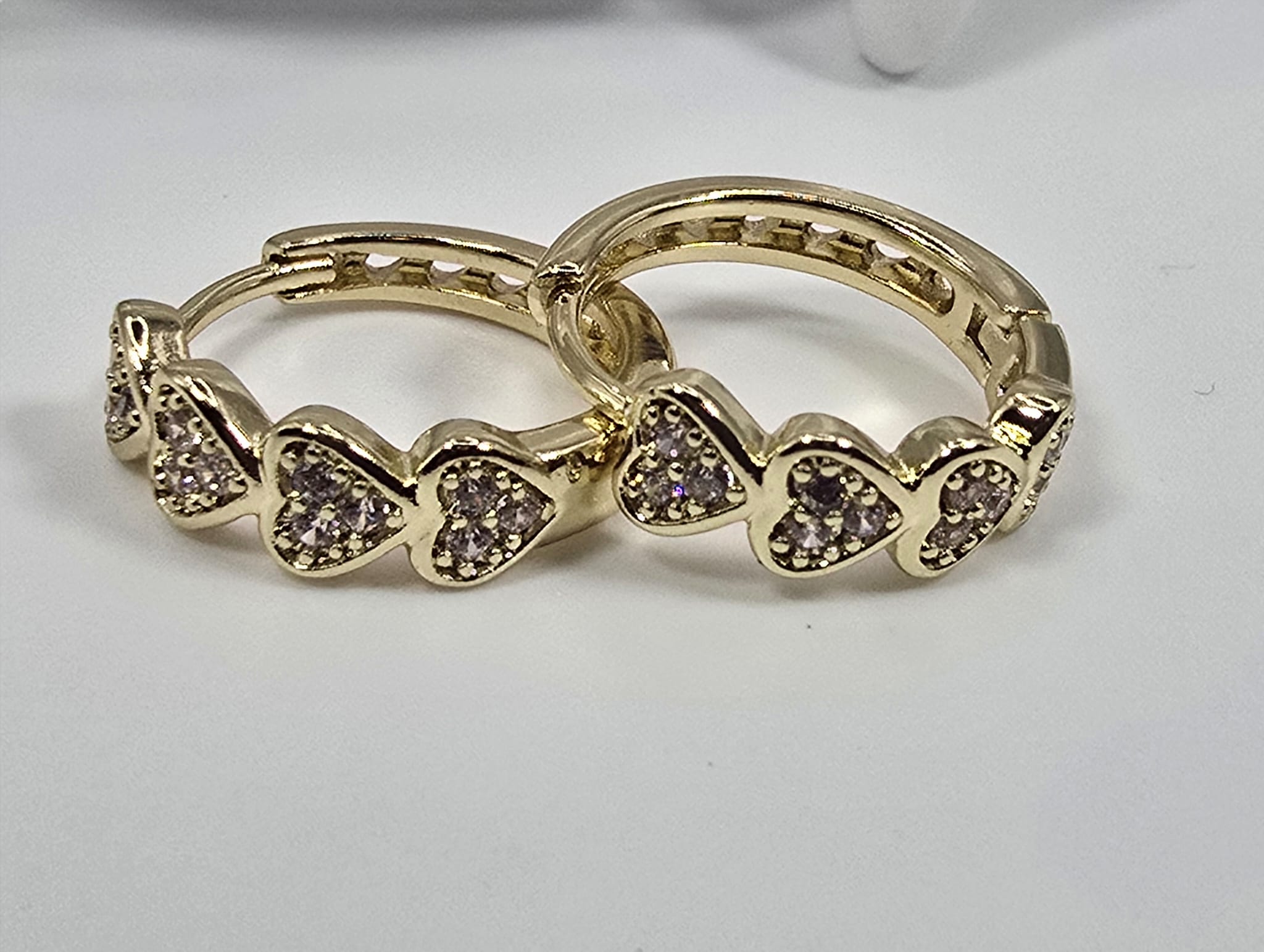 Pendientes dorados con diseño en forma de corazón