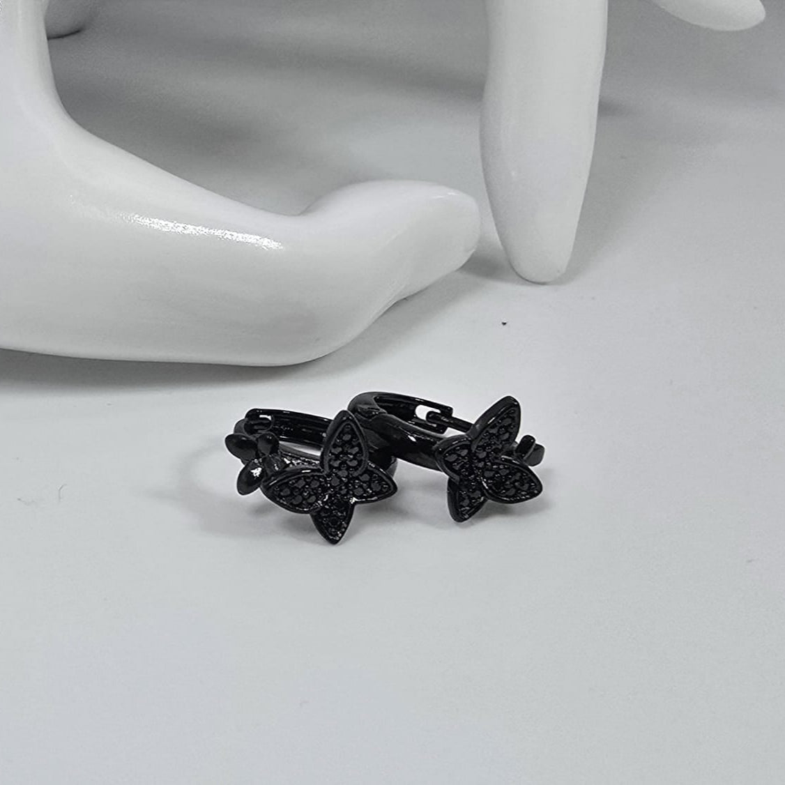 Pendiente con forma de mariposa negra